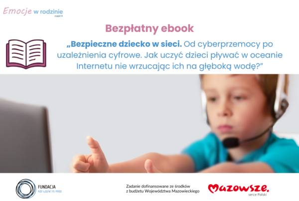 Bezpieczne dziecko w sieci. Na zdjęciu kilkulatek przed komputerem w słuchawkach
