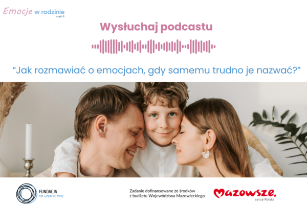 Jak rozmawiać o emocjach z dzieckiem. Spokojni rodzice objęci przez szczęśliwego synka w wieku 5 lat.
