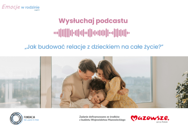 Jak budować relacje z dzieckiem na całe życie. Szczęśliwa rodzina z dwójką kilkulatków stoją przytuleni przy oknie
