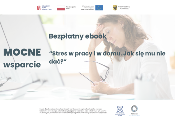 Stres w pracy i domu. Jak się mu nie dać. Bezpłatny ebook. Na zdjęciu kobieta w wieku ok. 40 lat przed komputerem siedzi oparta o dłoń zmartwiona i smutna