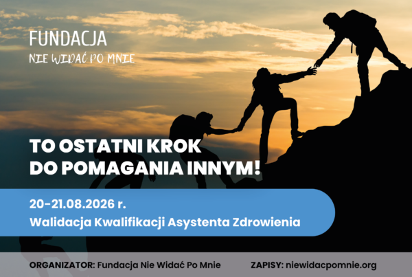 Walidacja kwalifikacji Asystenta zdrowienia - grupa ludzi pomaga sobie wspiąć sie na szczyt o zachodzie słońca