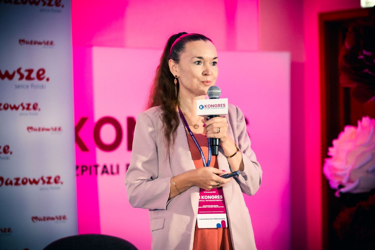 Pokolenie pod presją - prelekcja Aleksandry Lewandowskiej podczas II Kongresu Szpitali Psychiatrycznych - na zdjęciu dr Aleksandra Lewandowska konsultant krajowa w dziedzinie psychiatrii dzieci i młodzieży