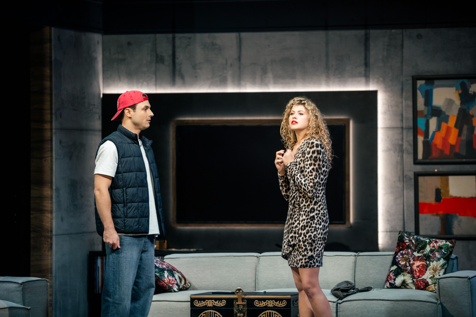 sztuka teatralna Kobieta Guma - na zdjęciu para aktorów Sandra Naum i Mateusz Rzeźniczak