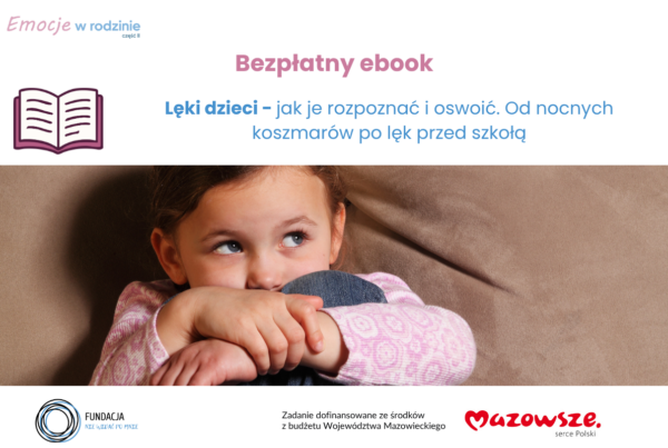 Bezpłatny ebook Lęki i fobie dzieci - przestraszona kilkuletnia dziewczynka siedzi z podkulonymi nogami i obejmuje je rękami