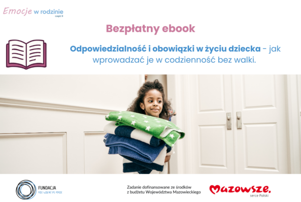 Bezpłatny ebook: Obowiązki i odpowiedzialność dziecka - na zdjęciu czarnoskóra kilkuletnia dziewczynka niesie złozone ubranie